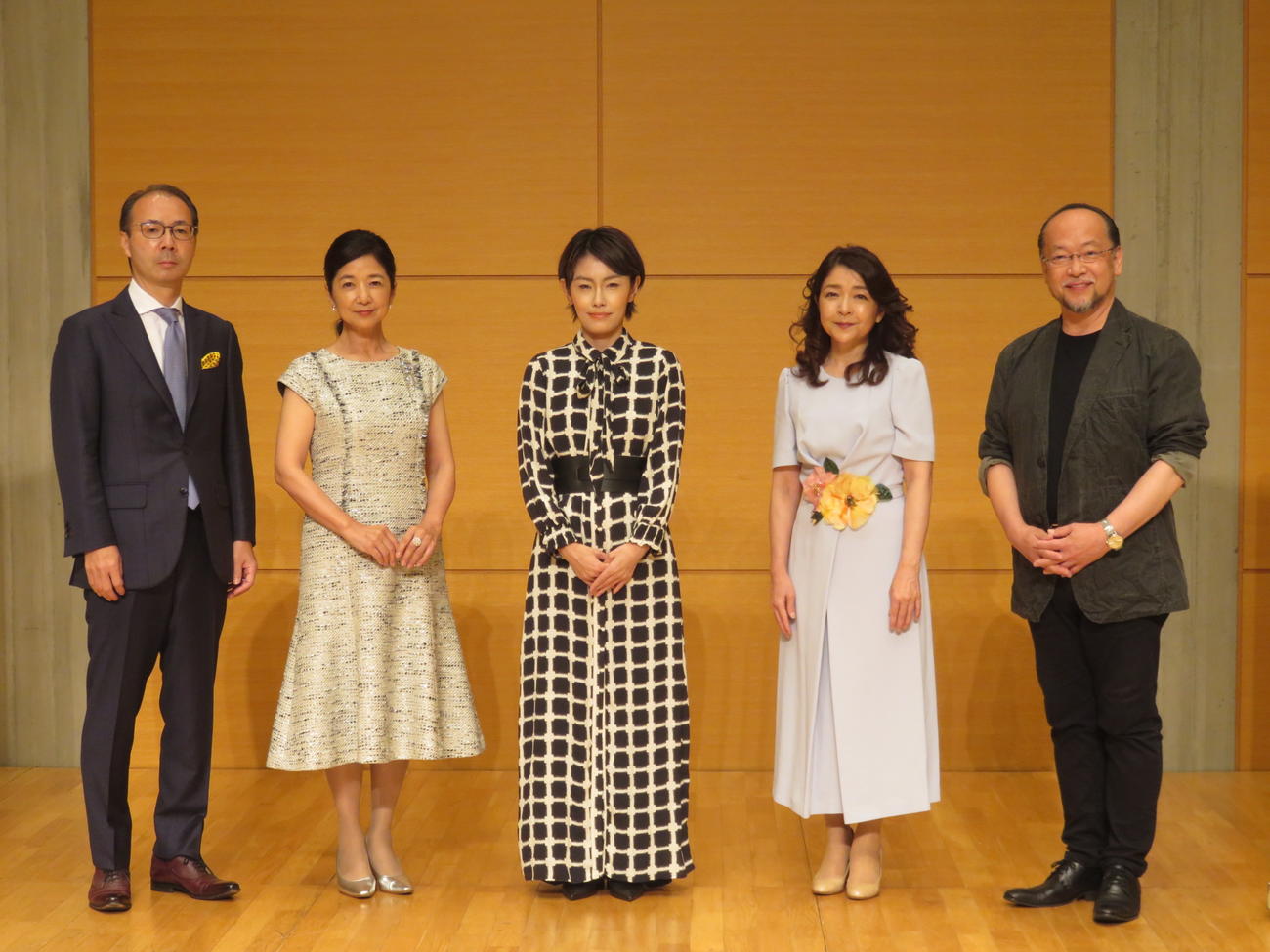 「クラシック・キャラバン2022」の発表会見に出席した、左から日本クラシック音楽事業協会・入山功一会長、宮崎美子、田中祐子、仲道郁代、福井敬