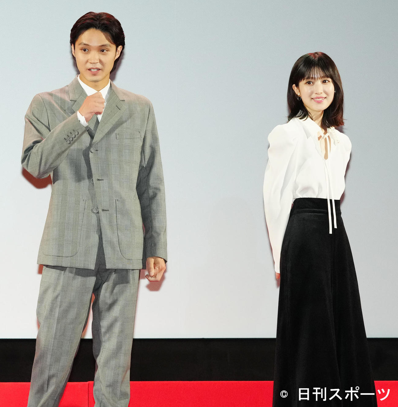 映画祭「TikTok TOHO Film Festival 2022」授賞式に臨んだ磯村勇斗（左）と福本莉子（撮影・江口和貴）