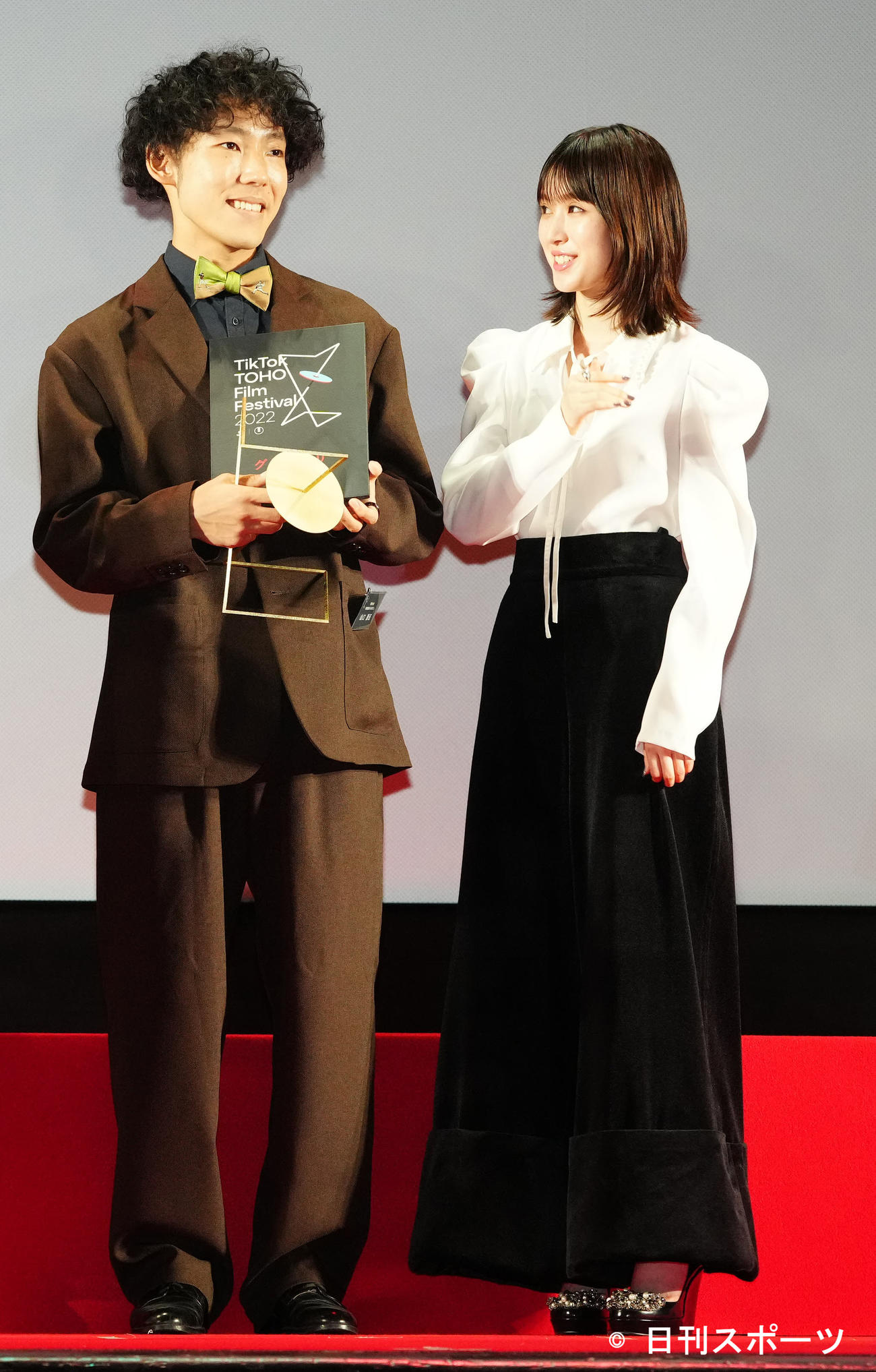 映画祭「TikTok TOHO Film Festival 2022」授賞式でグランプリに輝いた山口景伍さん（左）と言葉を交わす福本莉子（撮影・江口和貴）