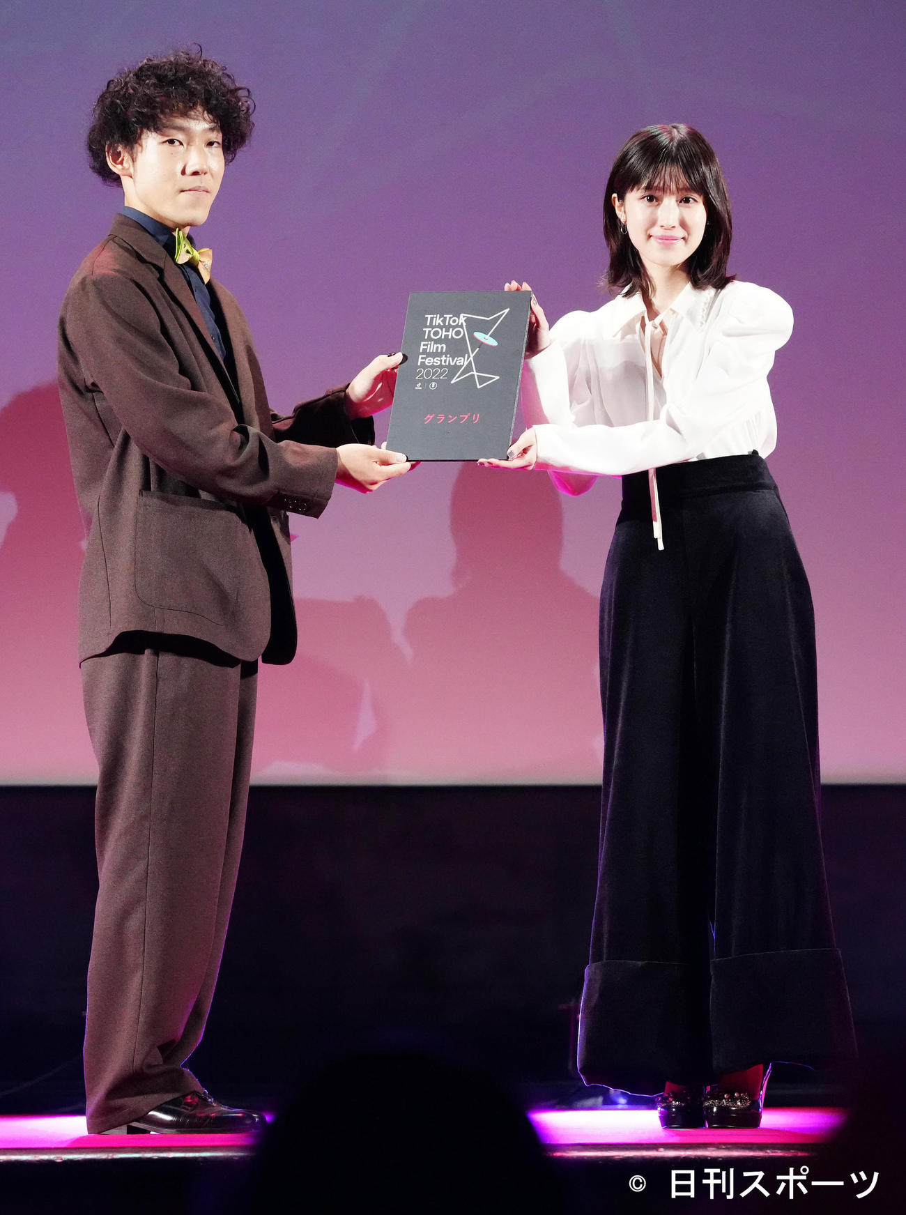 映画祭「TikTok TOHO Film Festival 2022」授賞式でグランプリに輝いた山口景伍さん（左）と写真に納まる福本莉子（撮影・江口和貴）