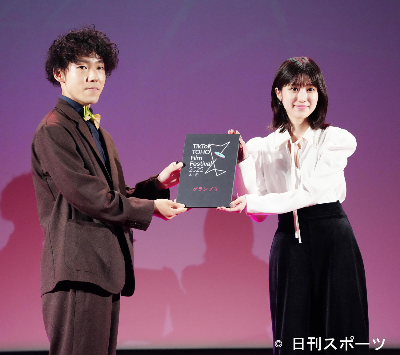 映画祭「TikTok TOHO Film Festival 2022」授賞式でグランプリに輝いた山口景伍さん（左）と写真に納まる福本莉子（撮影・江口和貴）