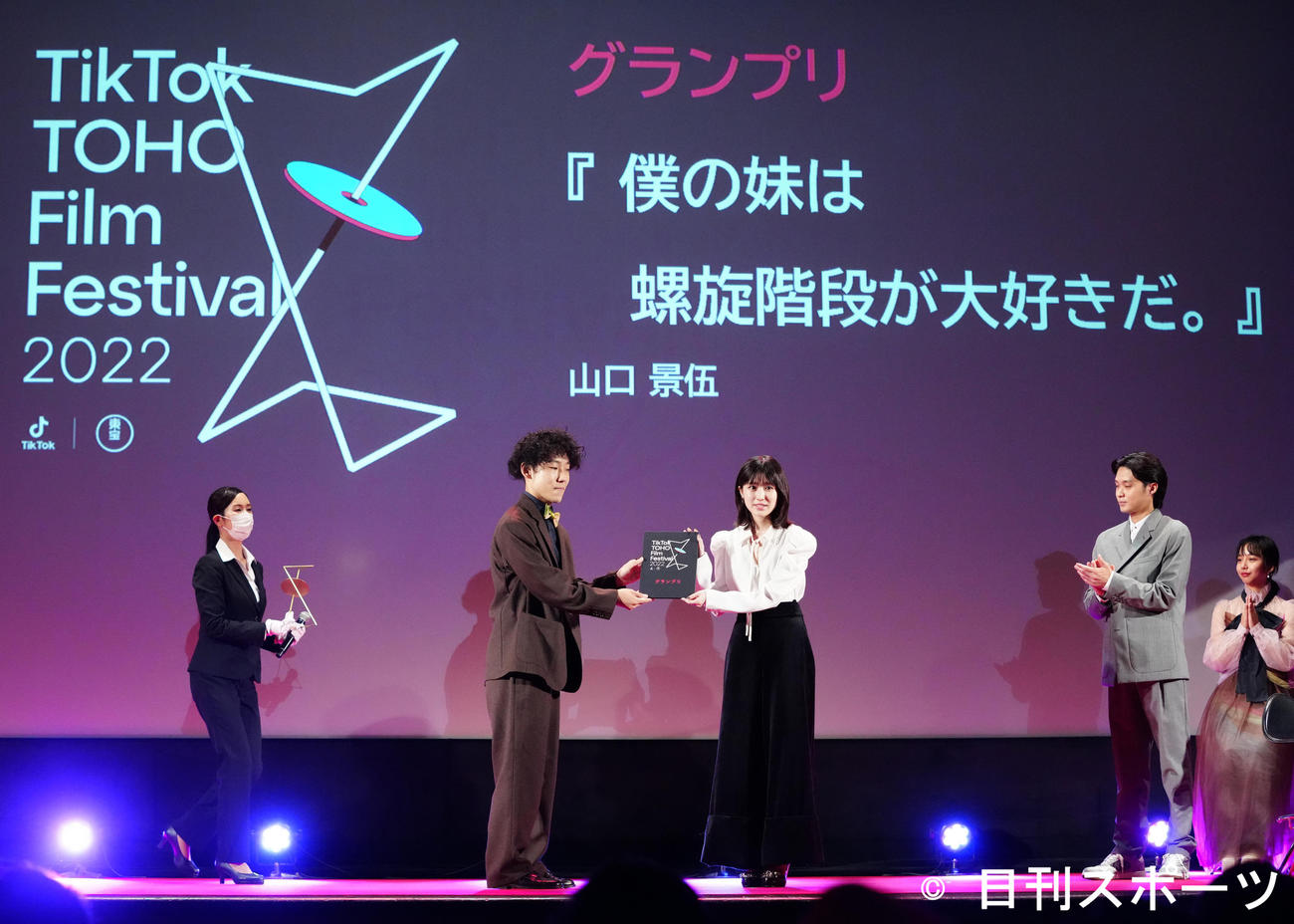 映画祭「TikTok TOHO Film Festival 2022」授賞式でグランプリに輝いた山口景伍さん（左から2人目）と写真に納まる福本莉子（中央）（撮影・江口和貴）