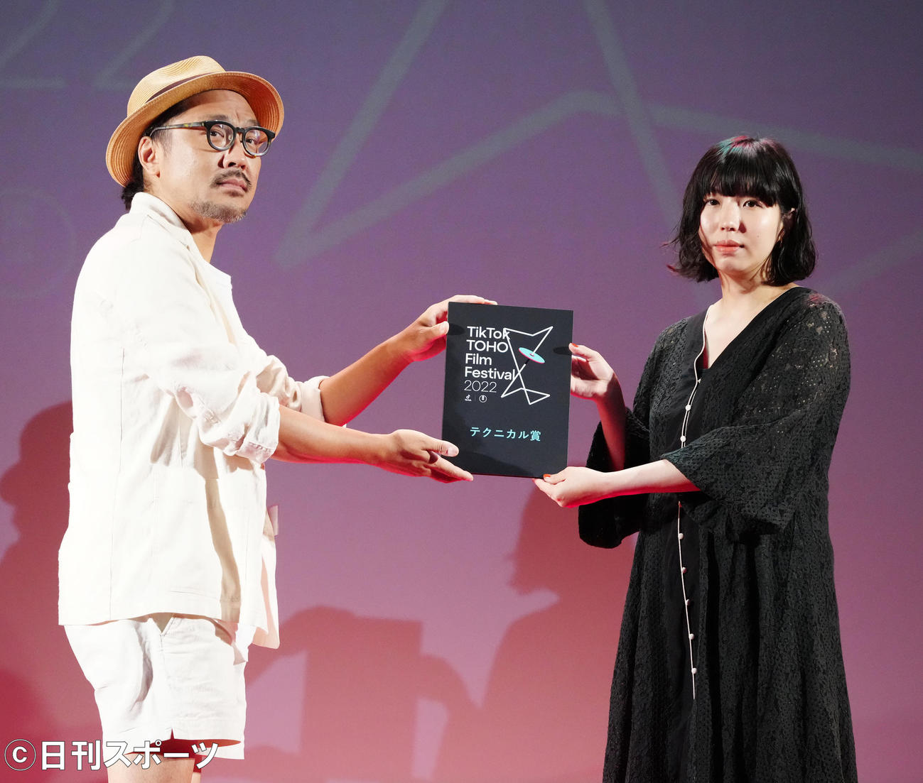 映画祭「TikTok TOHO Film Festival 2022」授賞式で写真に納まるテクニカル賞の大原位之さん（左）と映画監督の首藤凜氏（撮影・江口和貴）