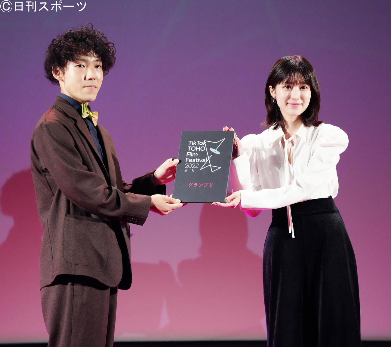 映画祭「TikTok TOHO Film Festival 2022」授賞式でグランプリに輝いた山口景伍さん（左）と写真に納まる福本莉子（撮影・江口和貴）