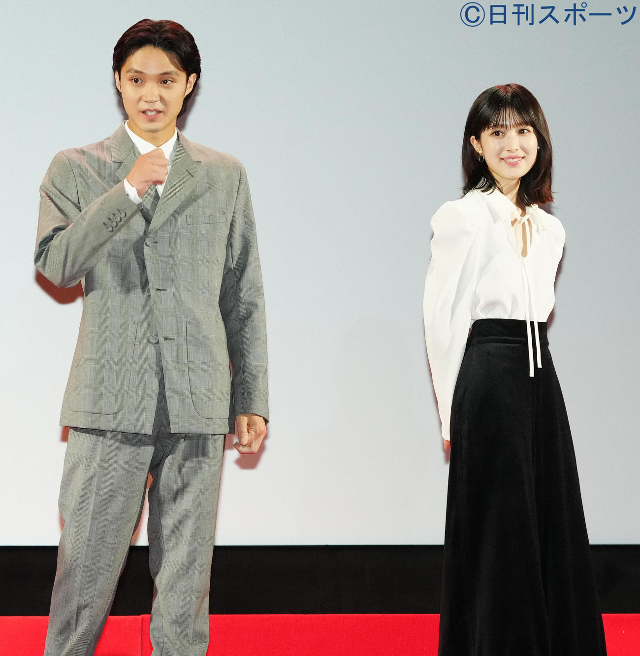 映画祭「TikTok TOHO Film Festival 2022」授賞式に臨んだ磯村勇斗（左）と福本莉子（撮影・江口和貴）