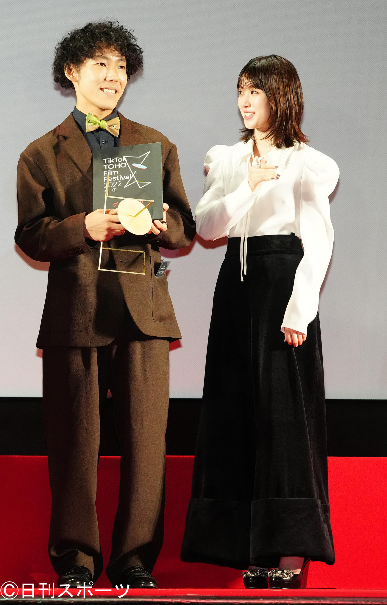 映画祭「TikTok TOHO Film Festival 2022」授賞式でグランプリに輝いた山口景伍さん（左）と言葉を交わす福本莉子（撮影・江口和貴）