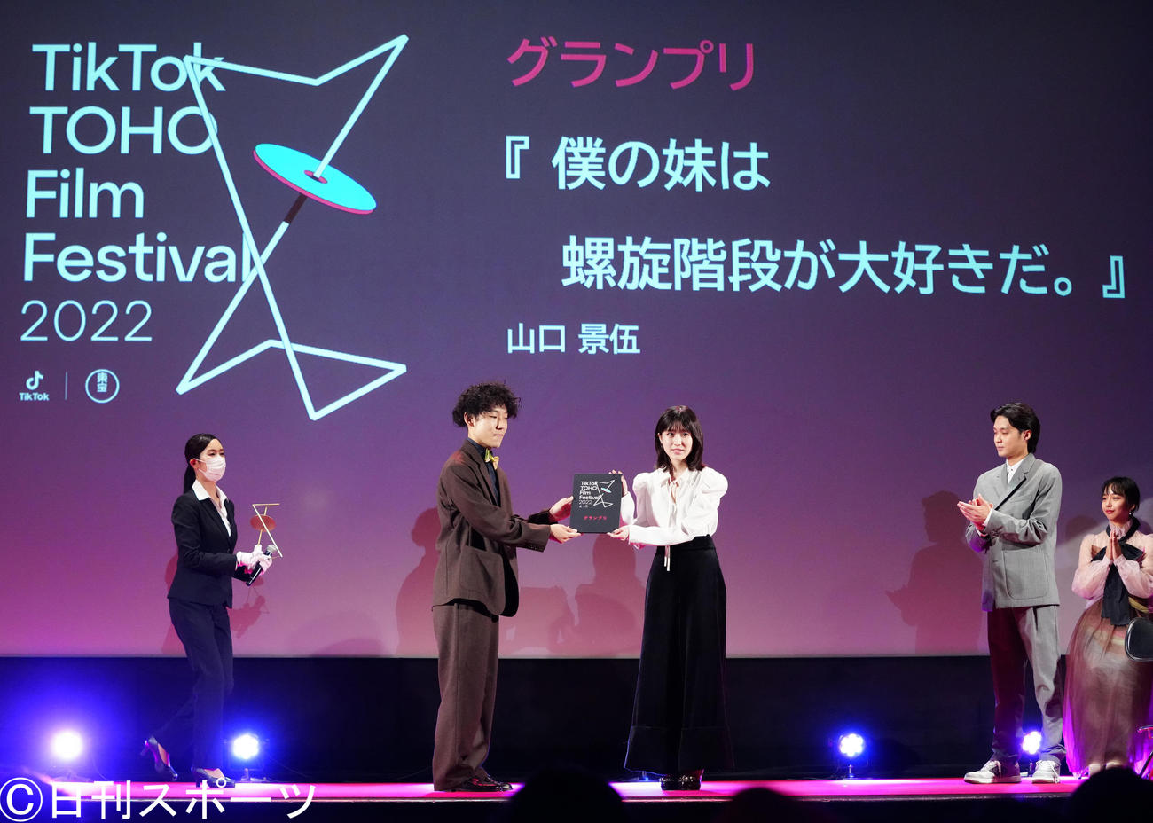 映画祭「TikTok TOHO Film Festival 2022」授賞式でグランプリに輝いた山口景伍さん（左から2人目）と写真に納まる福本莉子（中央）（撮影・江口和貴）
