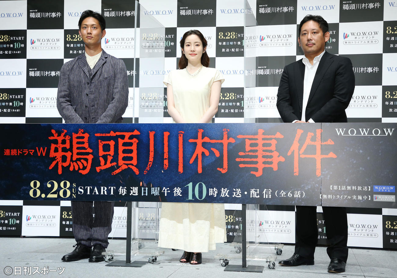 「連続ドラマW鵜頭川村事件」完成報告会に登壇し記念撮影する。左から工藤阿須加、蓮佛美沙子、入江悠監督（撮影・宮地輝）