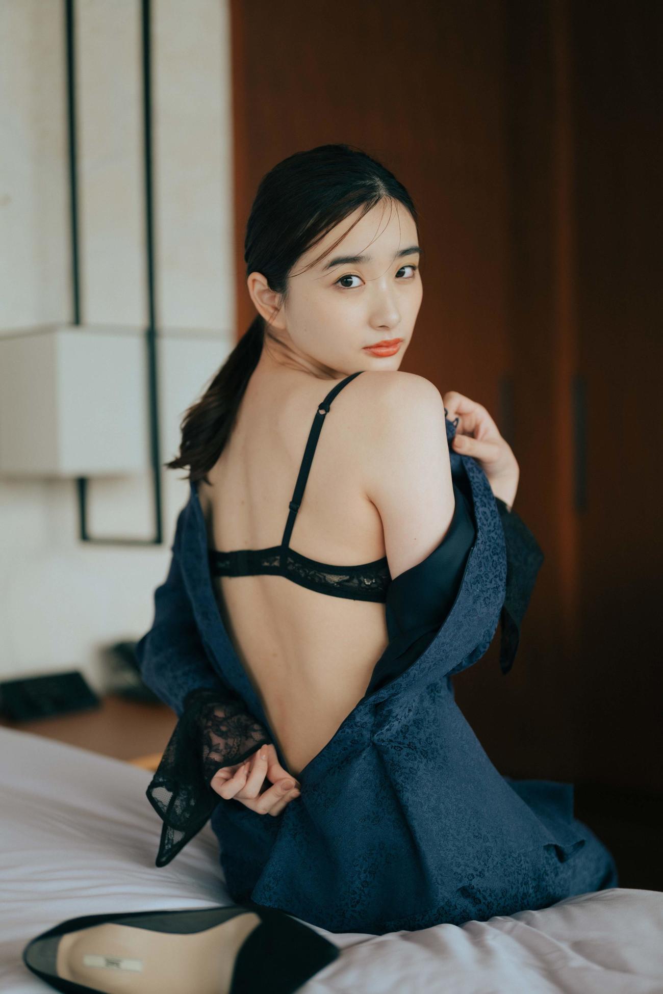 劇団4ドル50セント安倍乙のファースト写真集「吐息の温度」の裏表紙カット(C)前康輔／集英社
