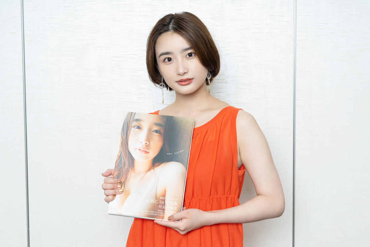 ファースト写真集「吐息の温度」オンライン取材会を行った劇団4ドル50セントの安倍乙