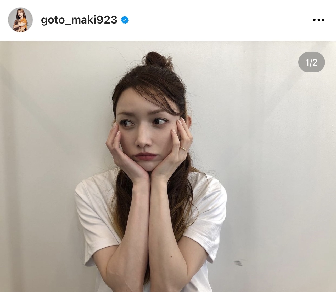 「お団子ヘア」のオフショットを公開した後藤真希（後藤真希のインスタグラムより）