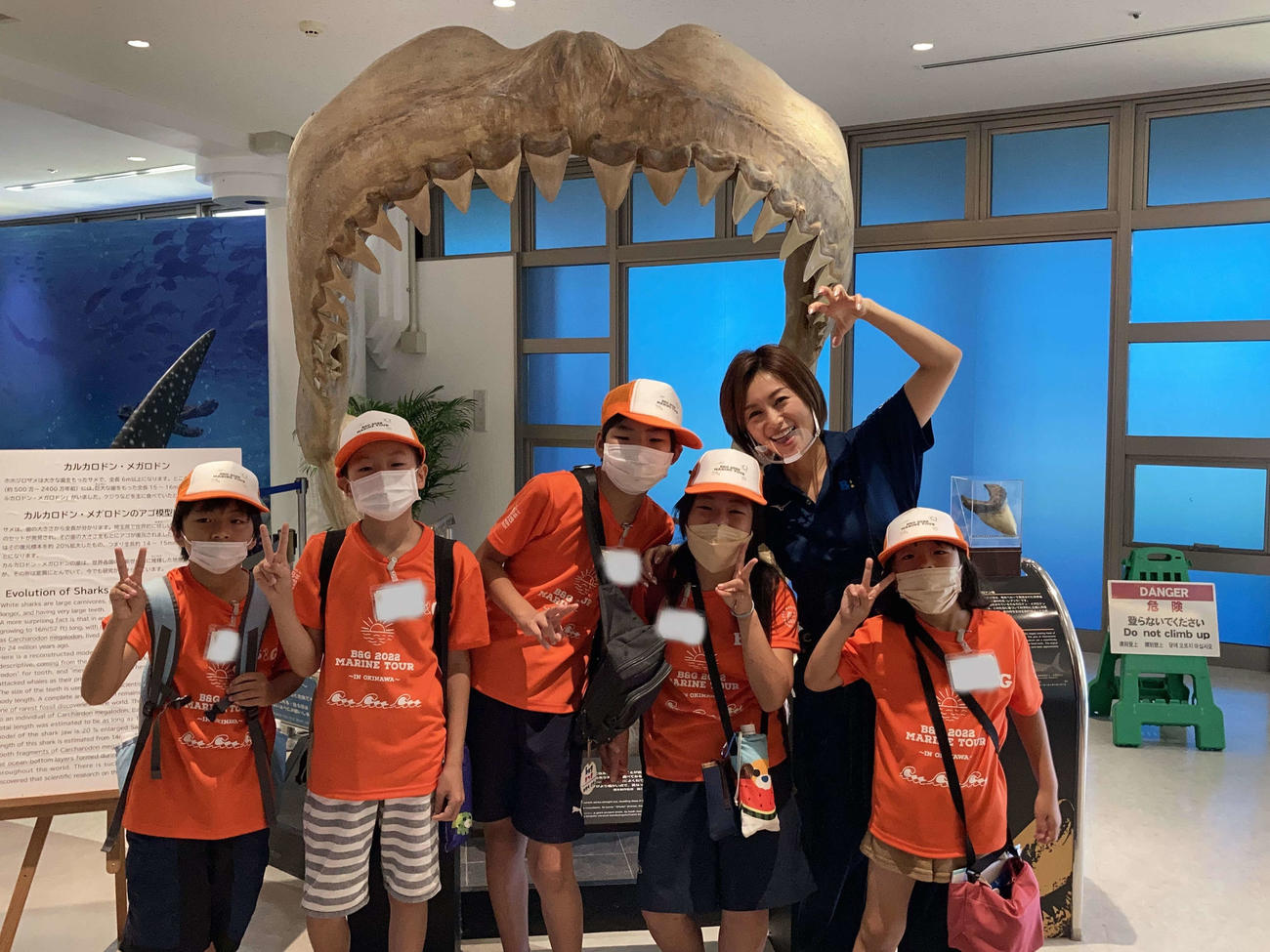 沖縄で、子どもたちと海洋体験を楽しんだ酒井法子