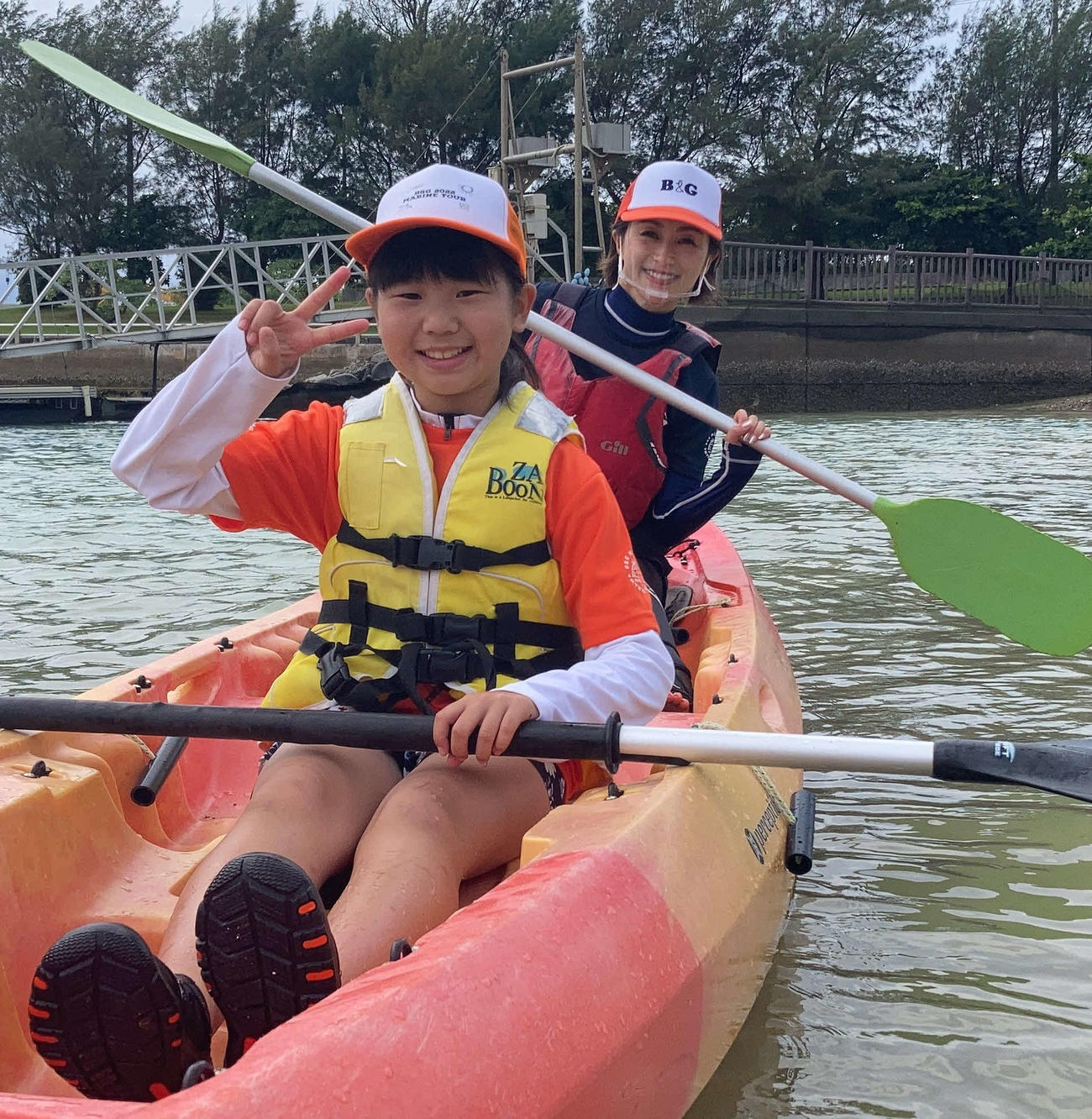 沖縄で、子どもたちと海洋体験を楽しんだ酒井法子