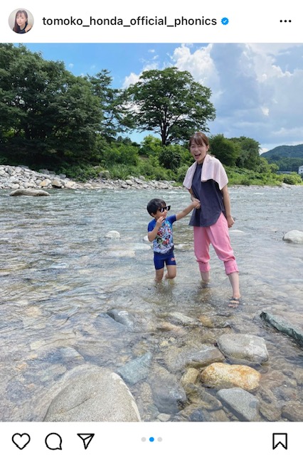 青空の下で長男と川遊びを楽しむ親子2ショット写真を公開した本田朋子アナ