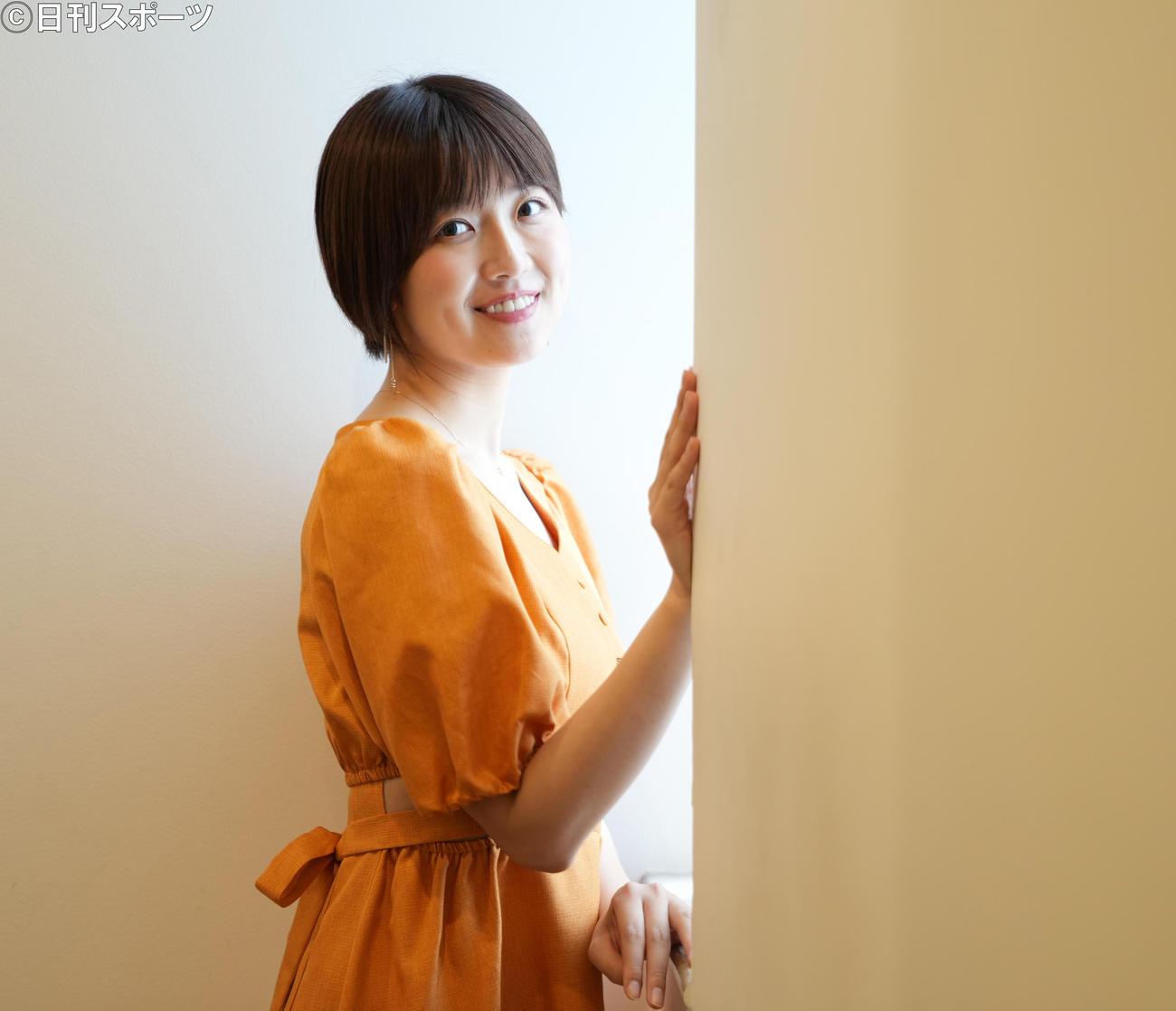 笑顔でポーズをとる磯原杏華（撮影・菅敏）