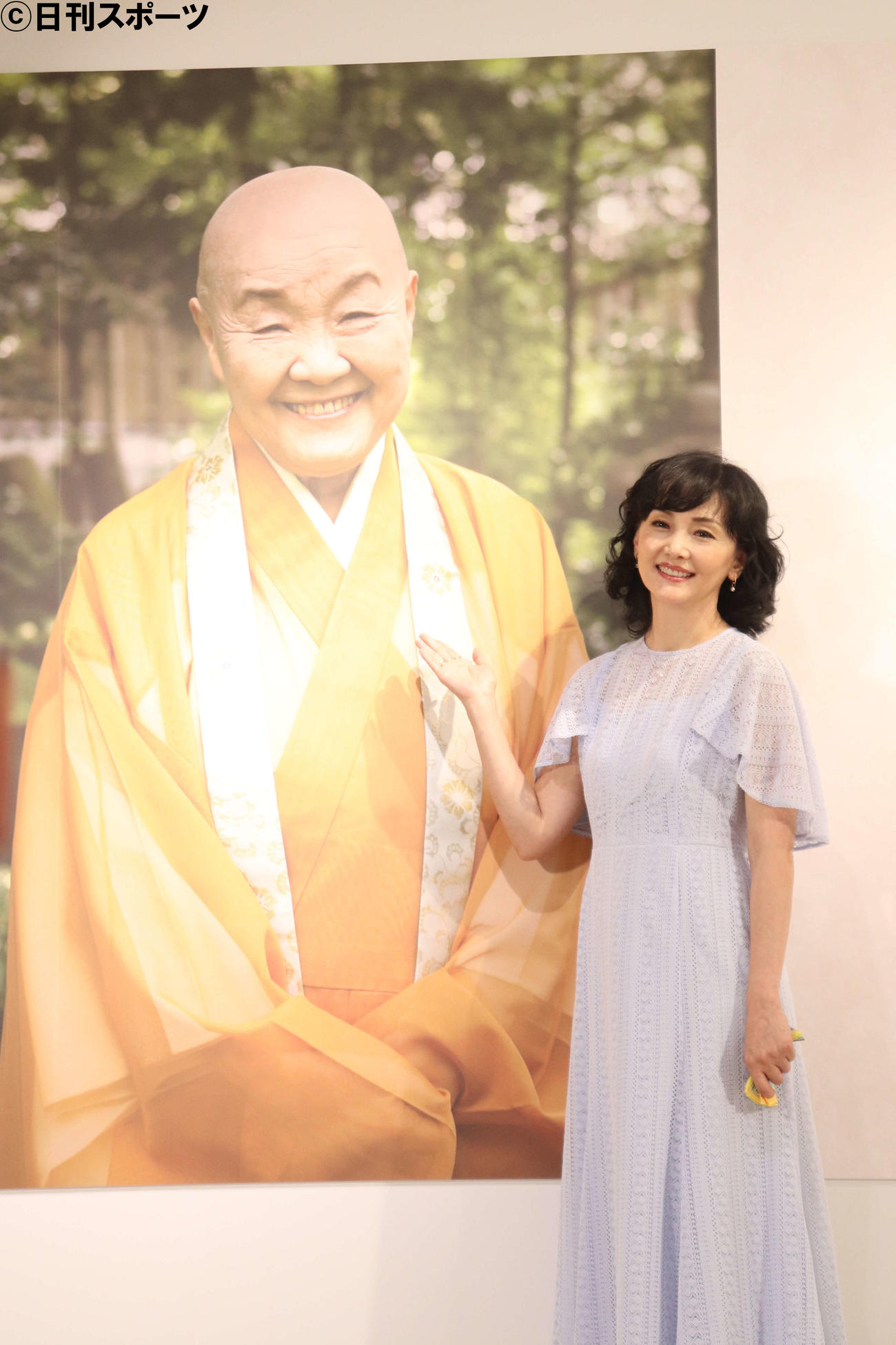 「たくさんの愛を、ありがとう　追悼　瀬戸内寂聴展」に出席し、寂聴さんのパネル前で笑顔を見せる南果歩（撮影・加藤理沙）