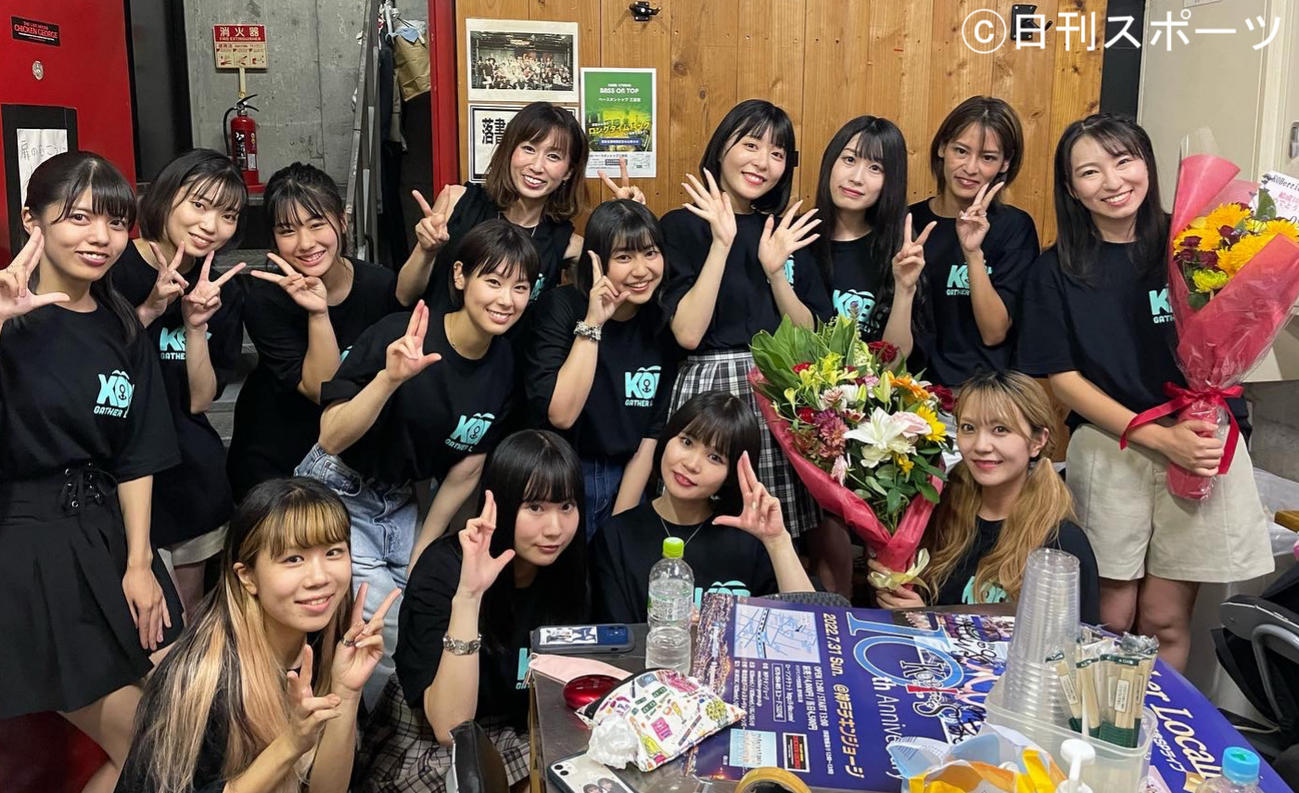 結成10年の記念ライブを行い、新旧メンバーが集まったコウベリーズ