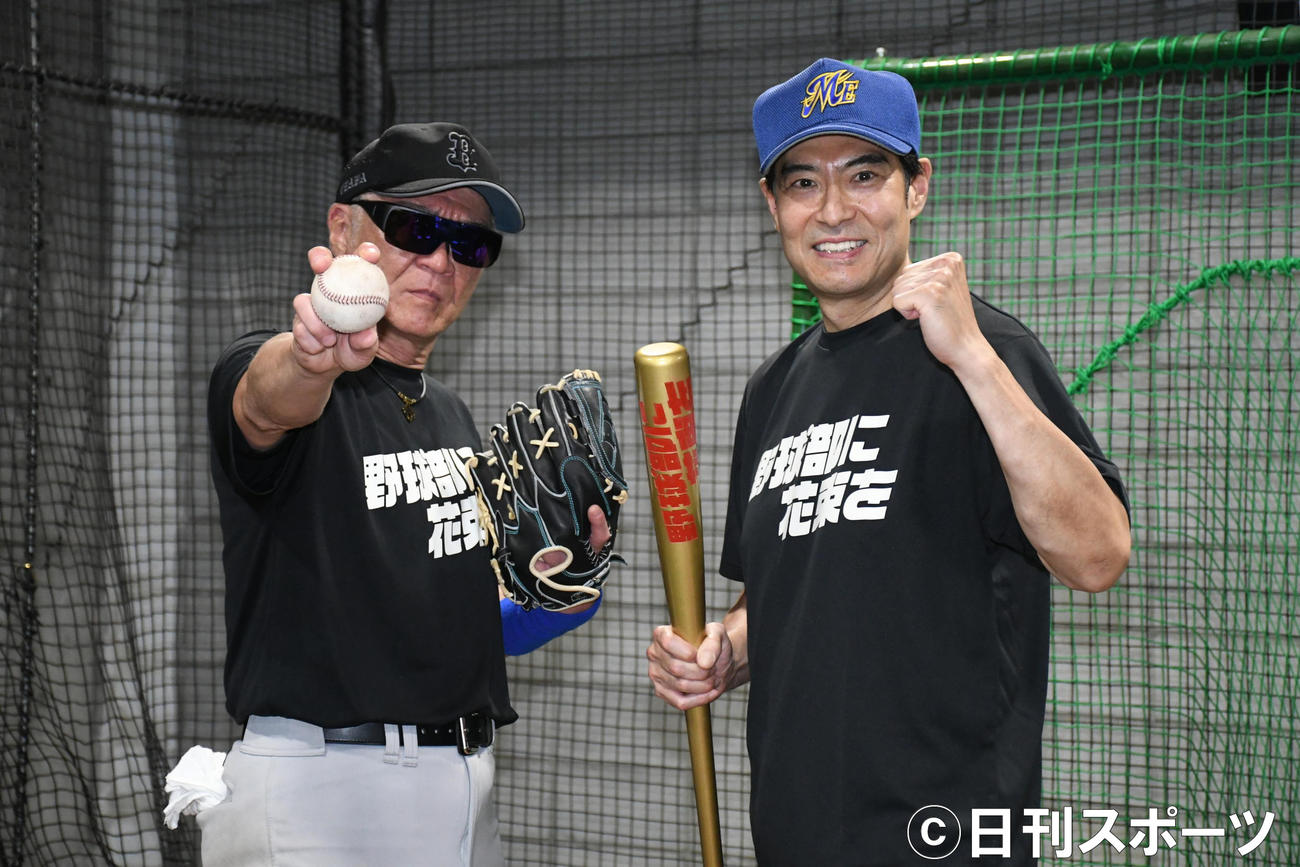 映画「野球部に花束を」のプロモーションでのセレモニーピッチを前に直前練習を公開した小沢仁志（左）と高嶋政宏（撮影・大友陽平）