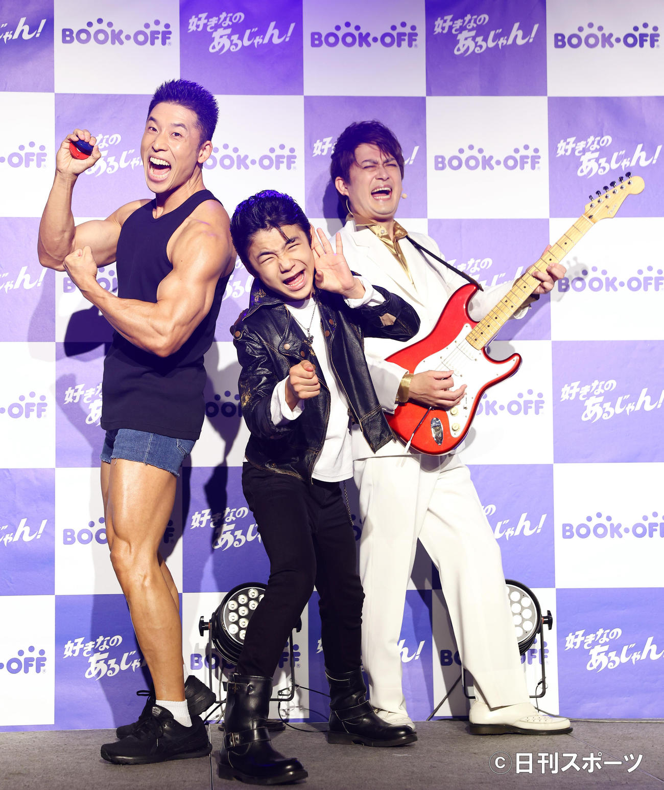 「BOOKOFFバンド　好きなのあるじゃん！」生ライブでポーズを決めるなかやまきんに君（左）、寺田心（中央）、AMEMIYA（撮影・垰建太）