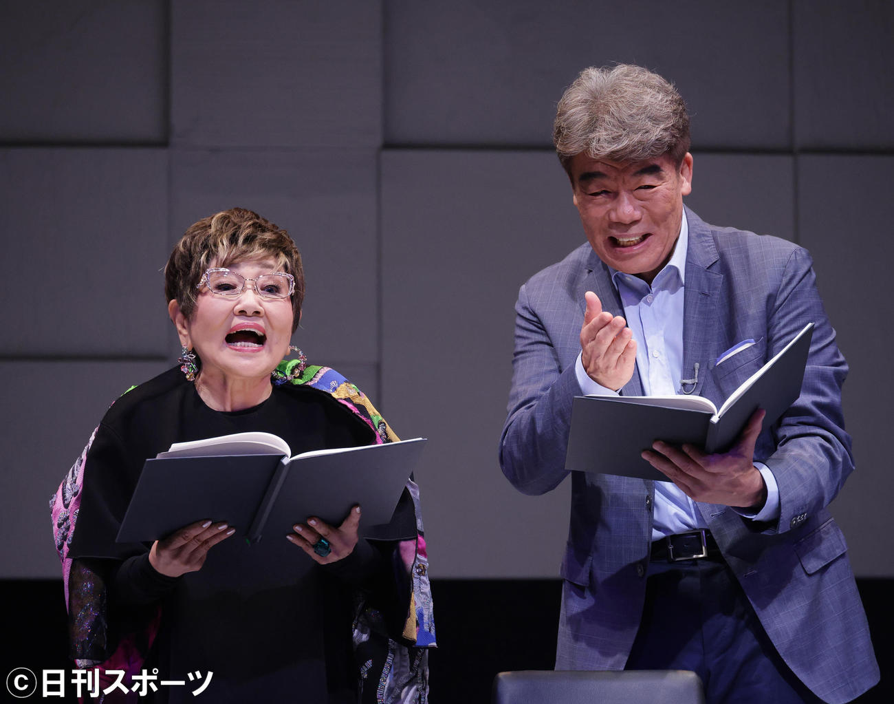 村田雄浩（右）と朗読劇を行う泉ピン子（撮影・中島郁夫）