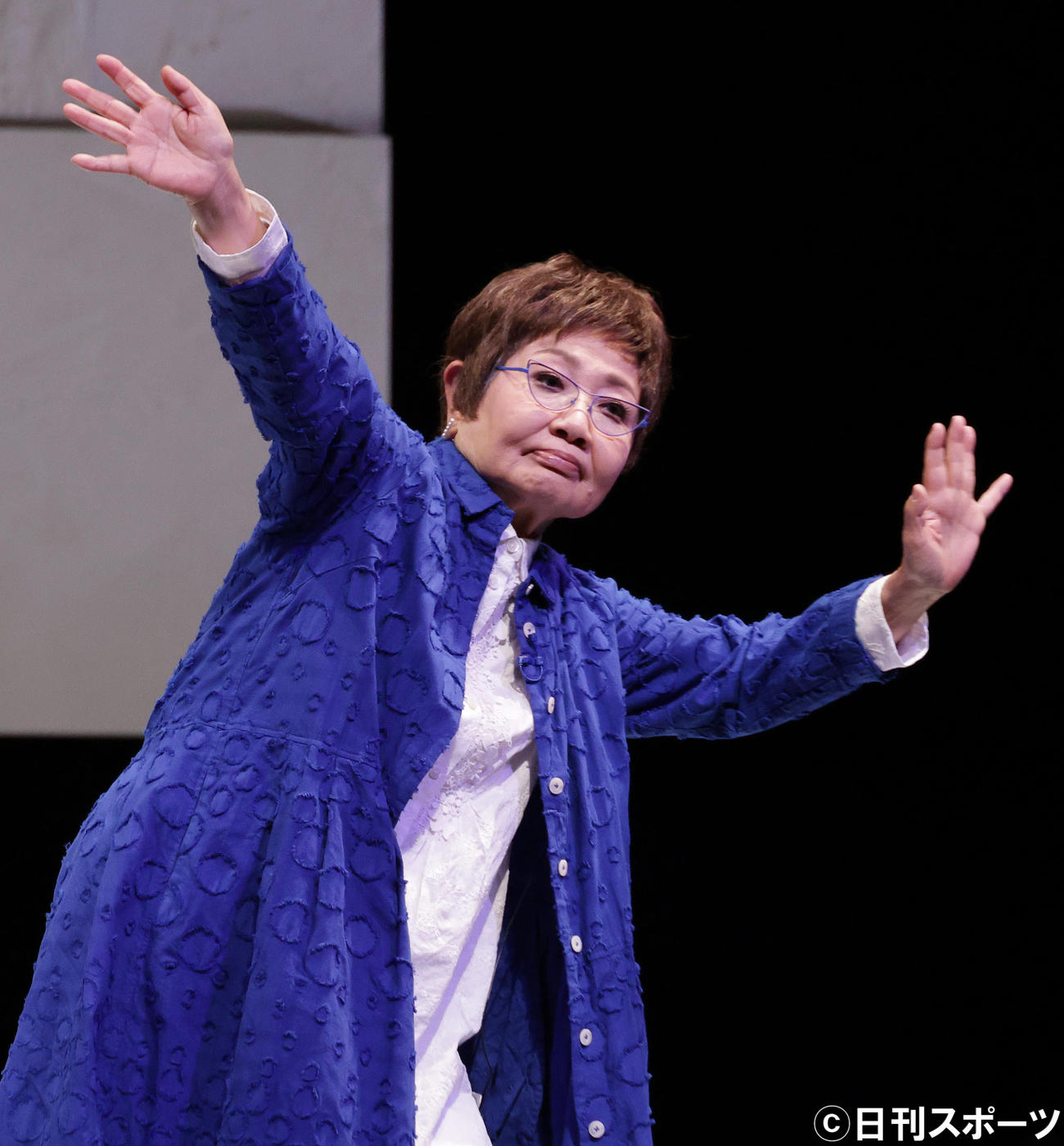 舞台「すぐ死ぬんだから」の会見を終えおどけながら退場する泉ピン子（撮影・中島郁夫）