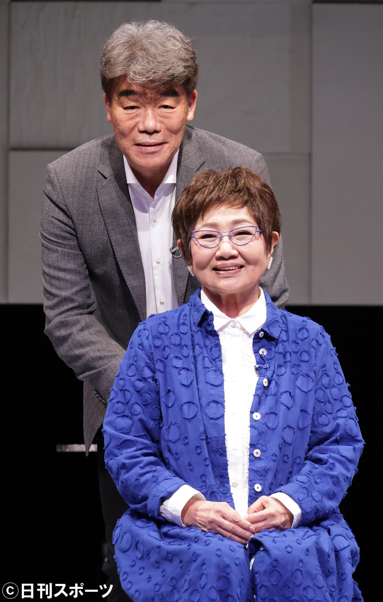 村田雄浩（後方）と記念撮影を行う泉ピン子（撮影・中島郁夫）