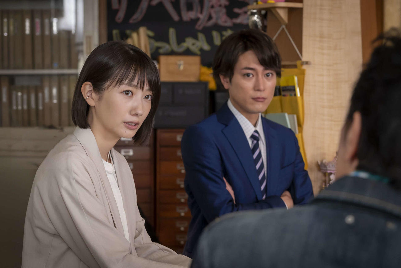 小梅（波瑠）と玄之介（間宮祥太朗）は風水優先のリフォームを考えた（C）カンテレ
