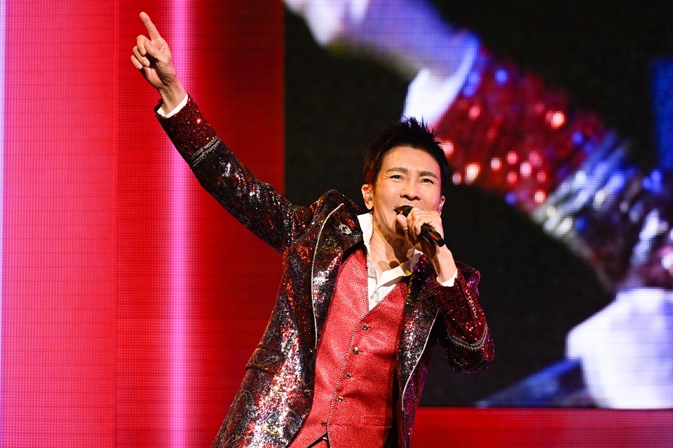 コロナ療養期間明けの静岡公演でパワフルにパフォーマンスする郷ひろみ