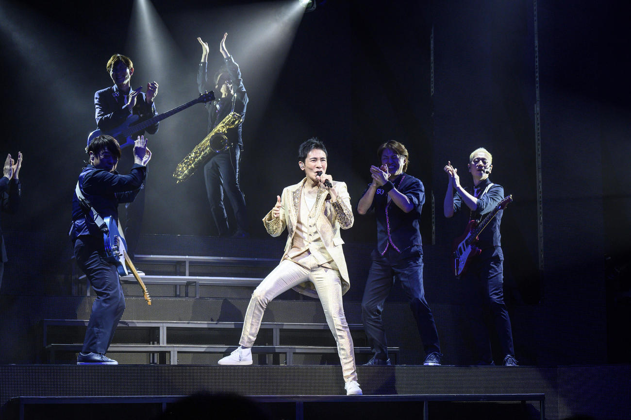 コロナ療養期間明けの静岡公演でパワフルにパフォーマンスする郷ひろみ