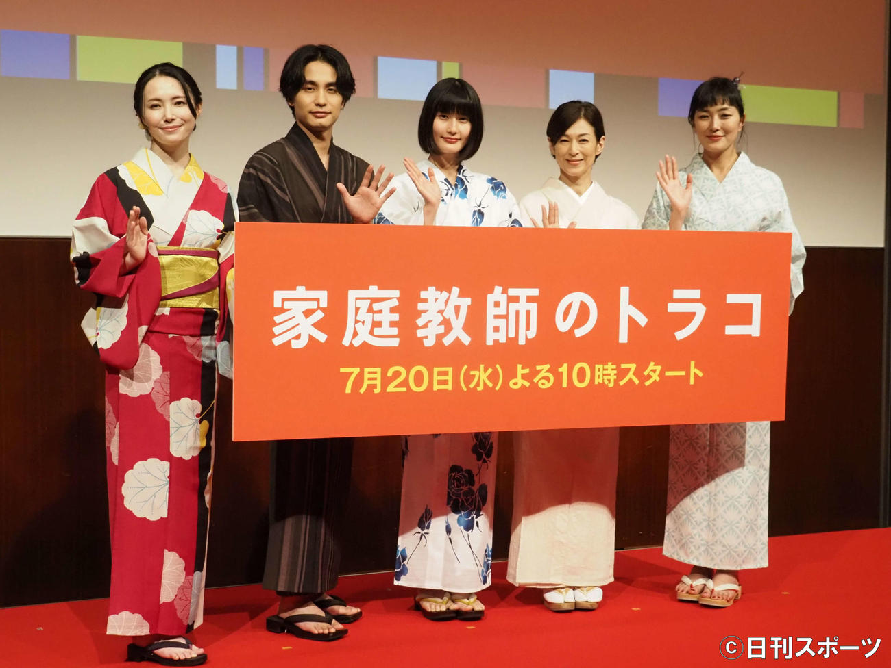 日本テレビ系「家庭教師のトラコ」完成披露試写会に出席した、左から美村里江、中村蒼、橋本愛、鈴木保奈美、板谷由夏（撮影・遠藤尚子）