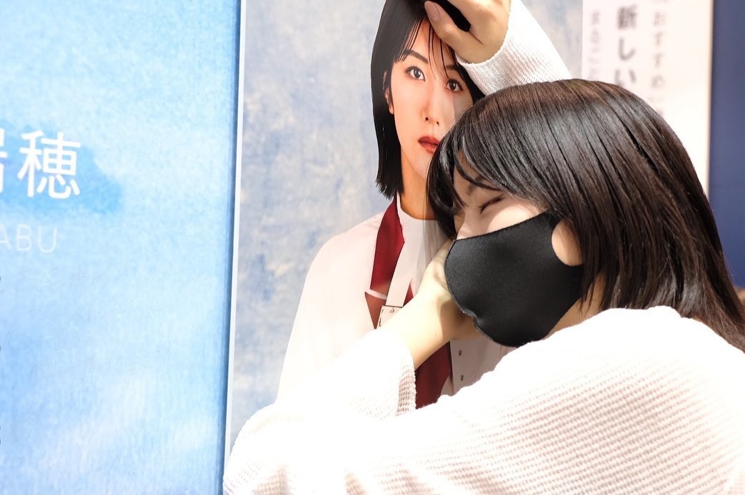 壁により掛かる櫻坂46土生瑞穂。土生瑞穂インスタグラムより