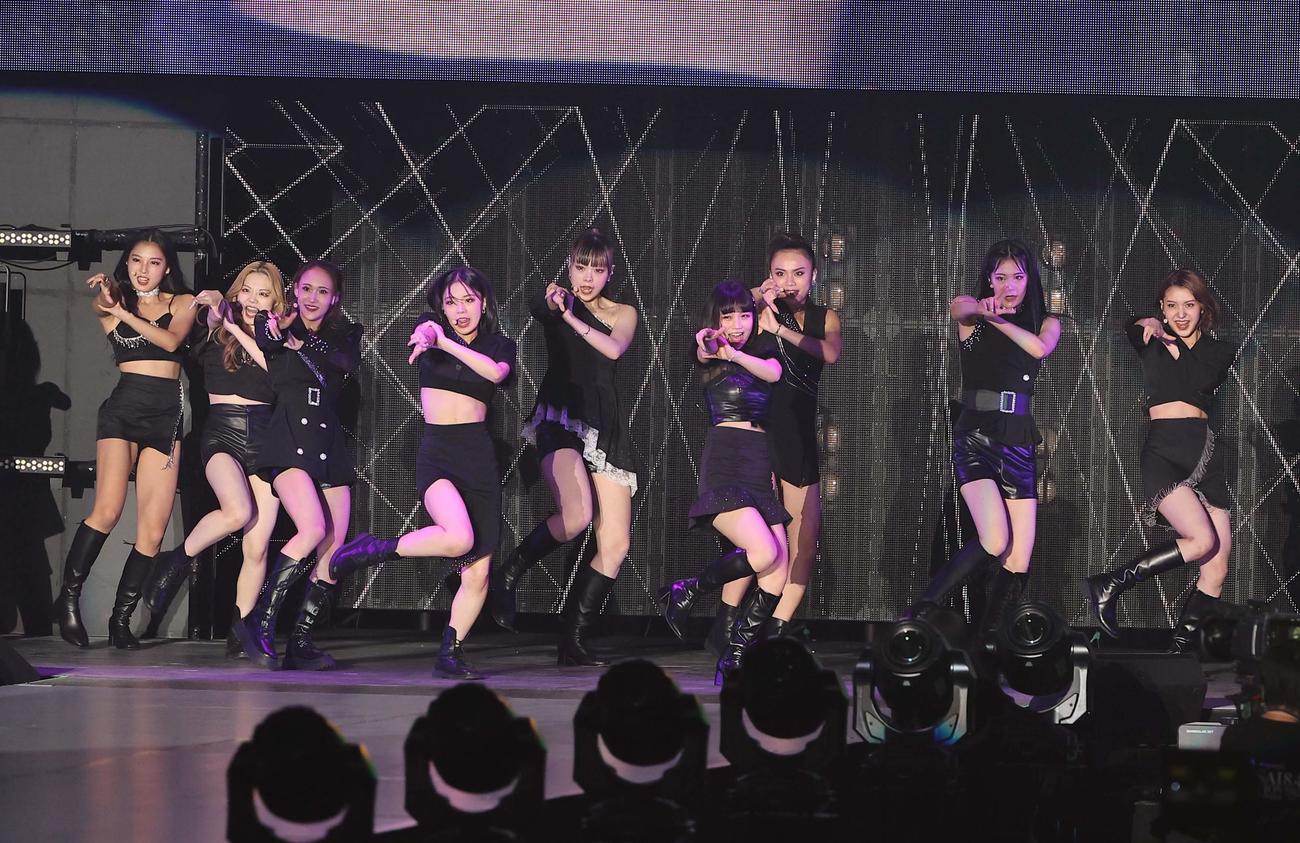 ステージで歌うSPiN（撮影・上田博志）