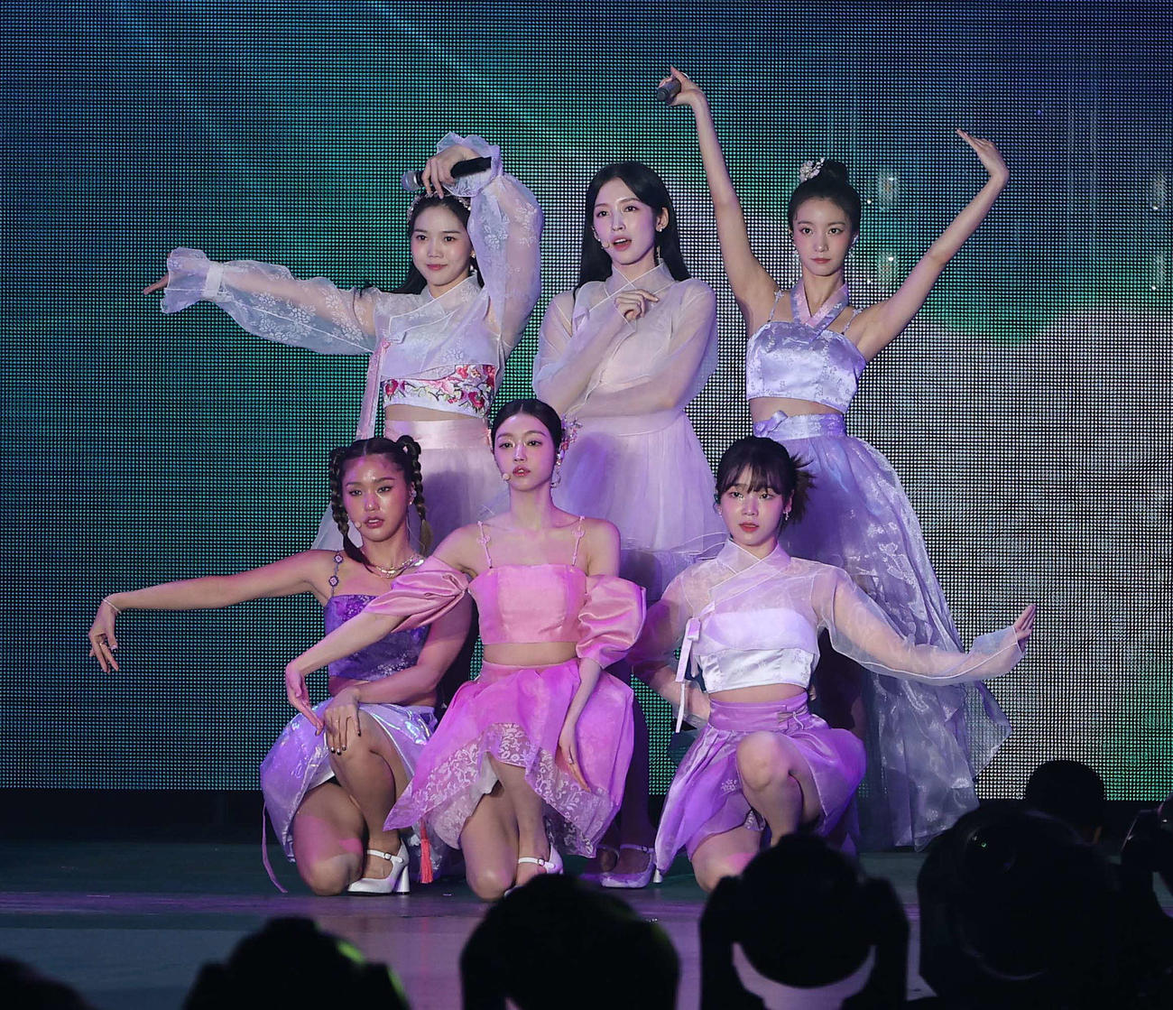 ステージで歌うOH MY GIRL（撮影・上田博志）