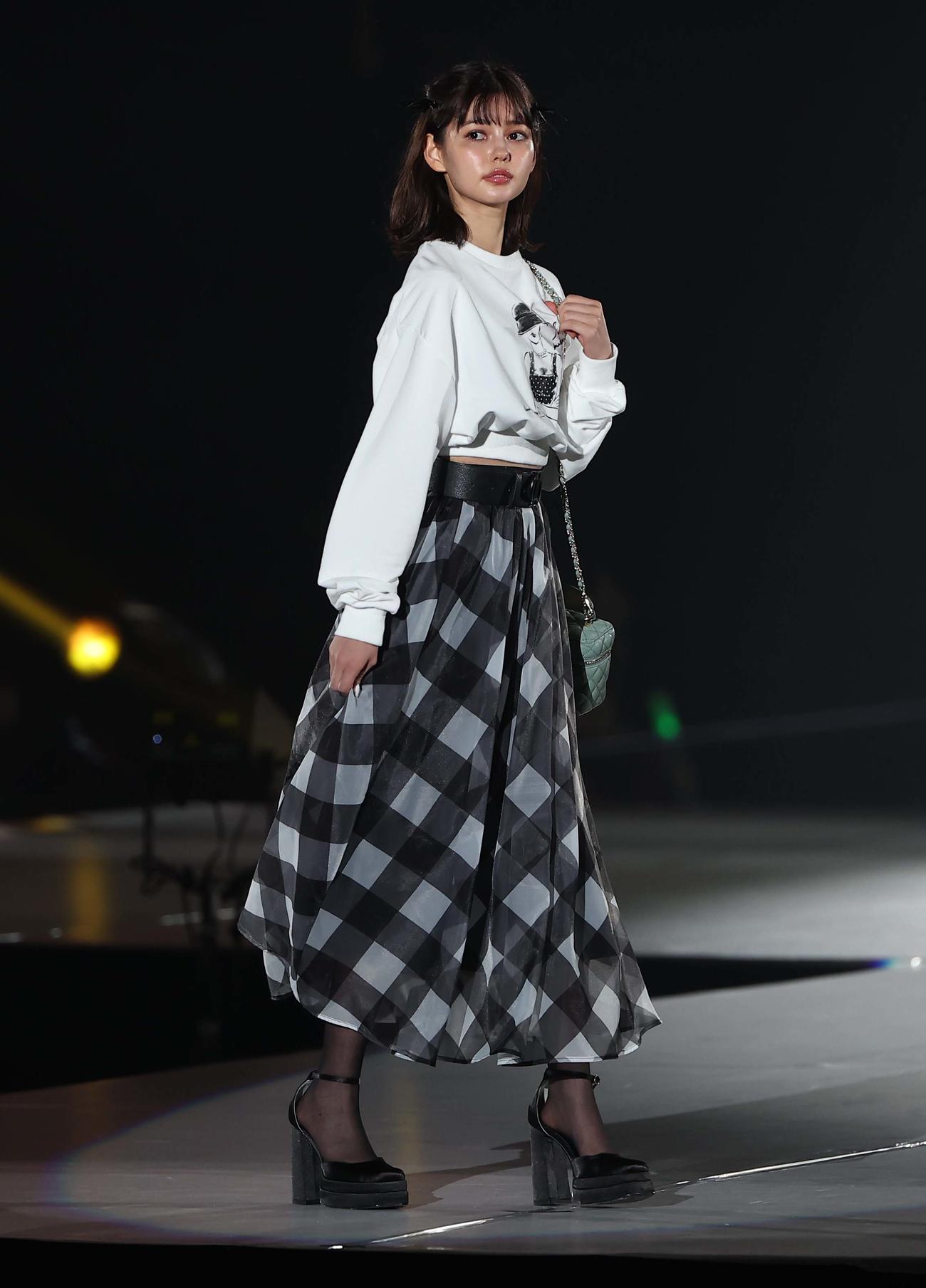 ランウェイを歩く村上愛花（撮影・上田博志）