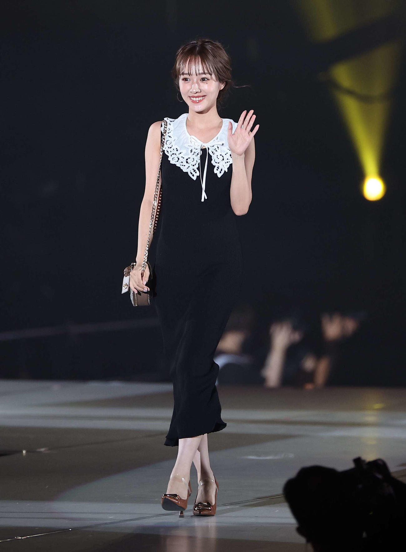 ランウェイを歩く前田希美（撮影・上田博志）