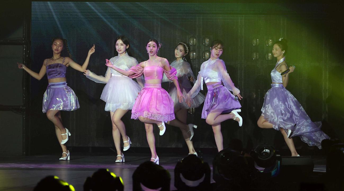 ステージで歌うOH MY GIRL（撮影・上田博志）