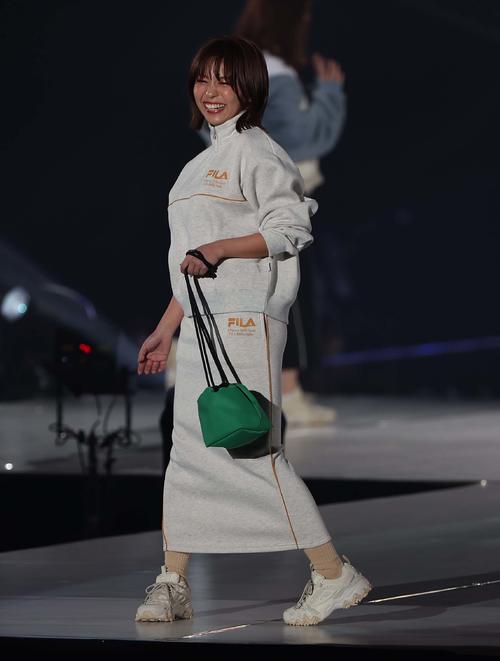 ランウェイを歩く大原優乃(撮影・上田博志)