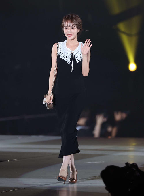 ランウェイを歩く前田希美(撮影・上田博志)