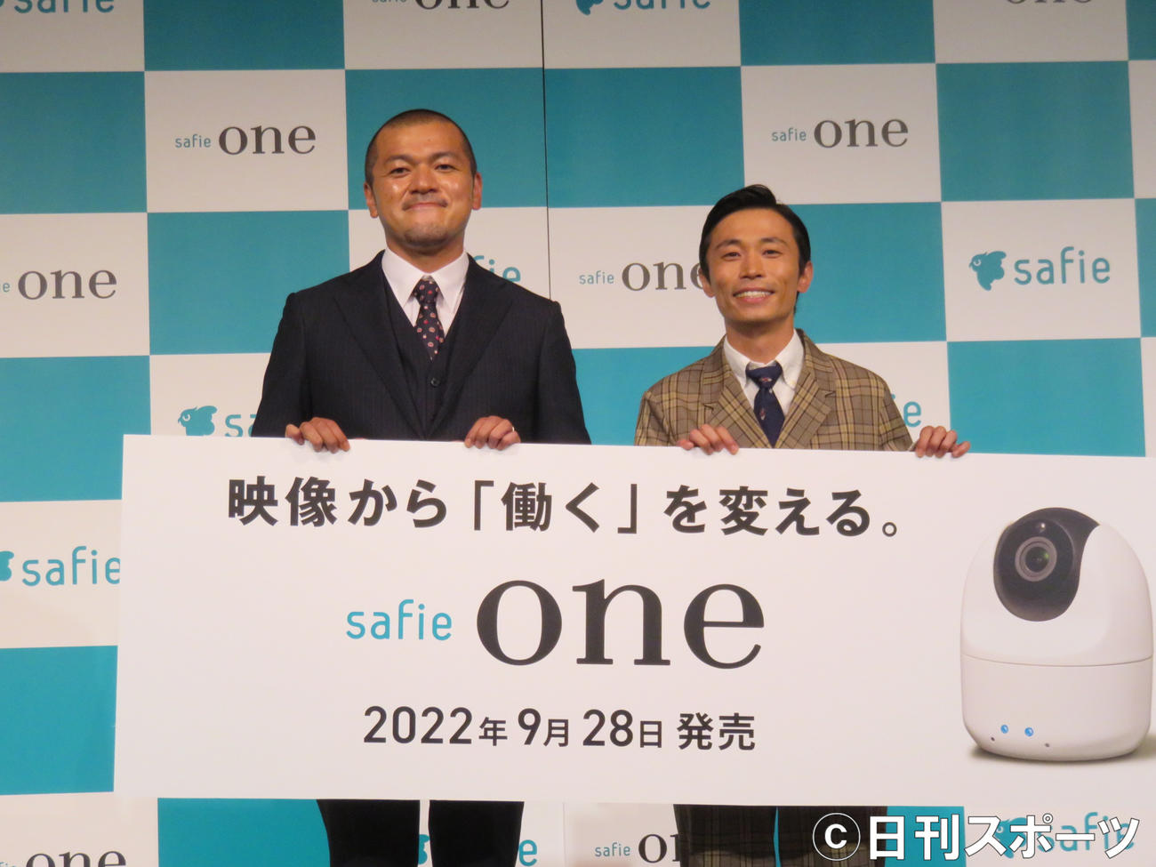 セーフィーの新製品発表会に出席したカミナリの竹内まなぶ（左）と石田たくみ