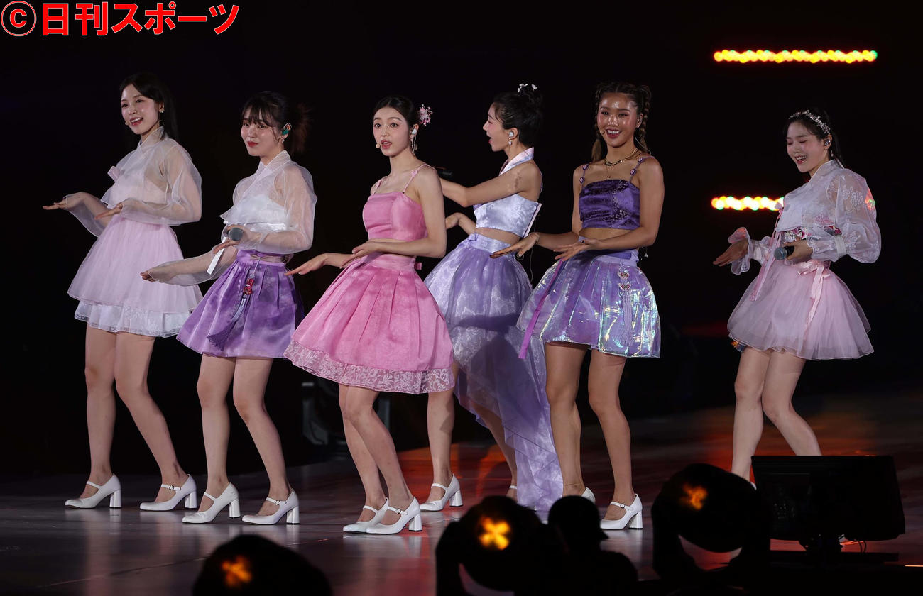 ステージで歌うOH MY GIRL（撮影・上田博志）