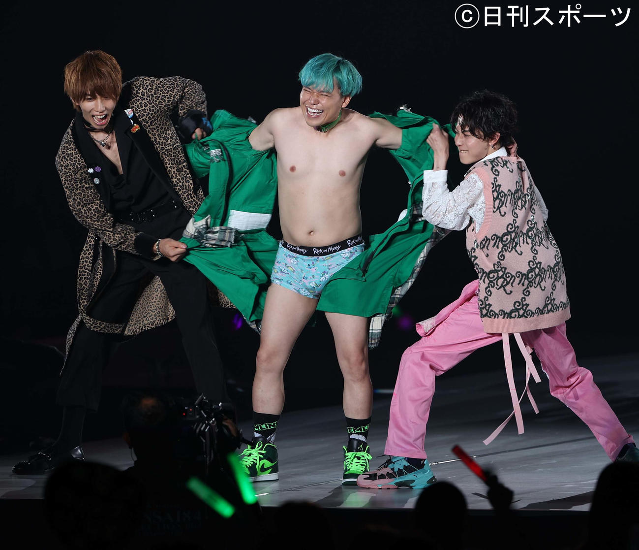 はじめしゃちょー（左、）みっき～（右）に服をぬがされる相馬トランジスタ（撮影・上田博志）