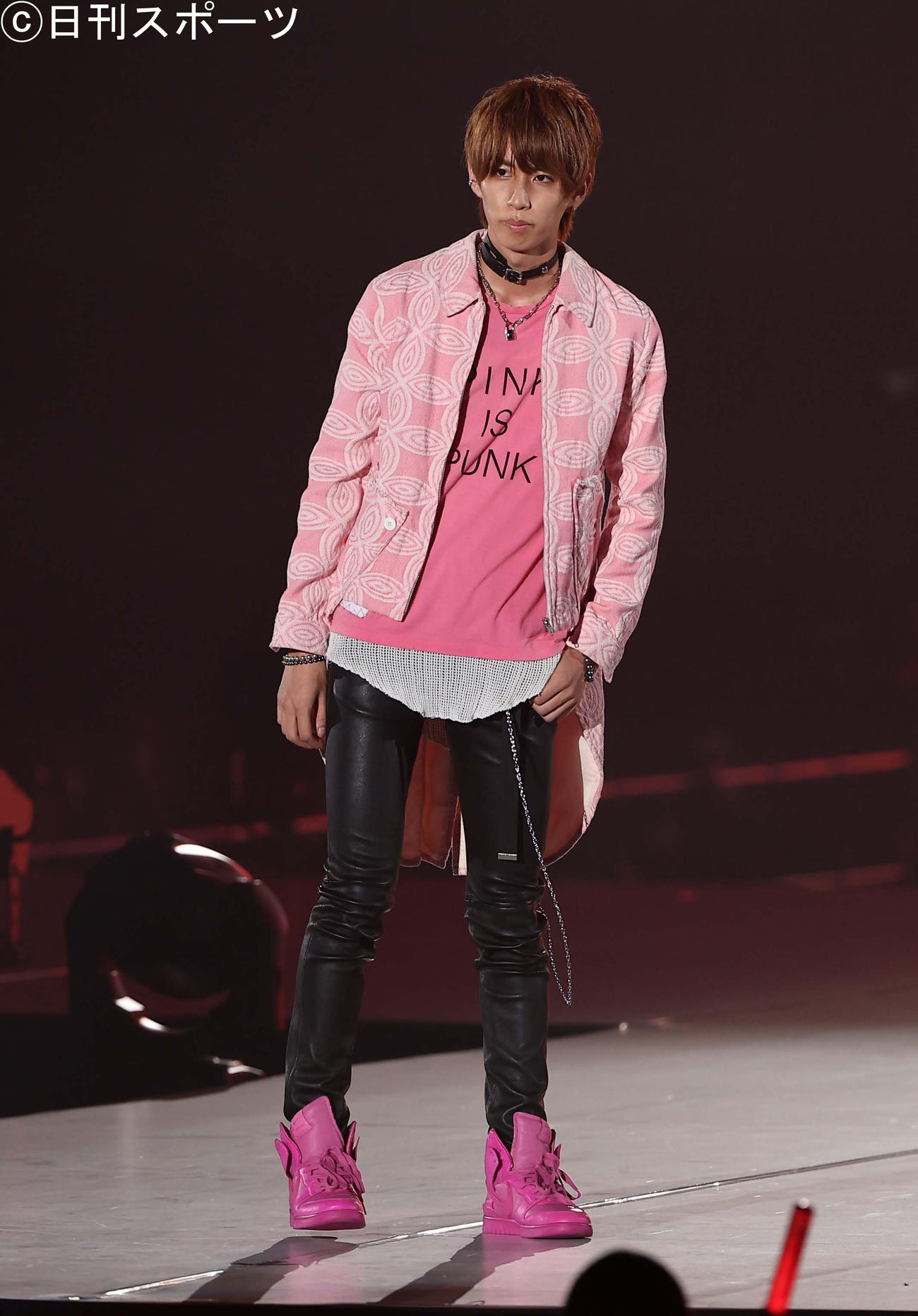 ランウエーを歩くはじめしゃちょー（撮影・上田博志）