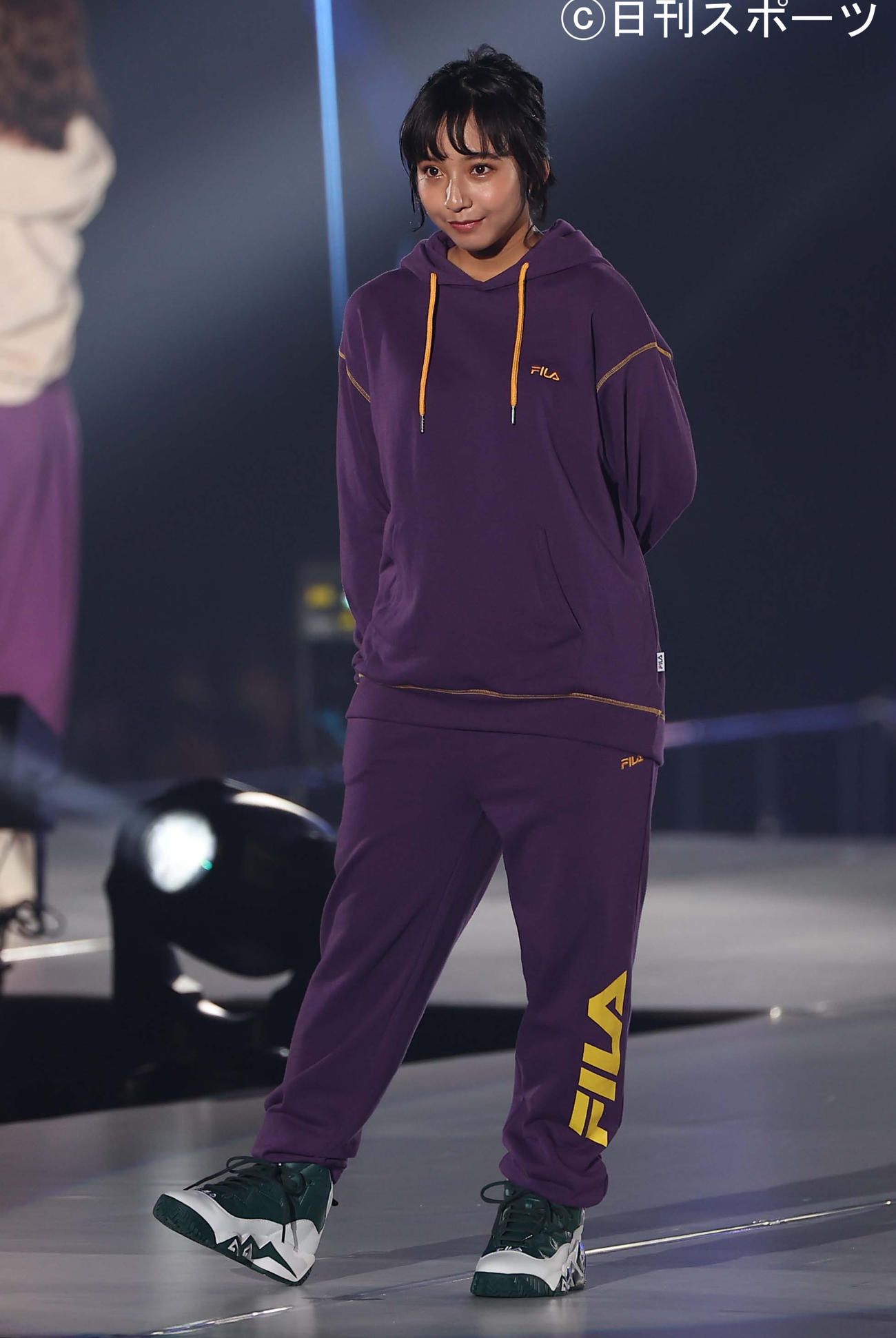 ランウエーを歩く山之内すず（撮影・上田博志）