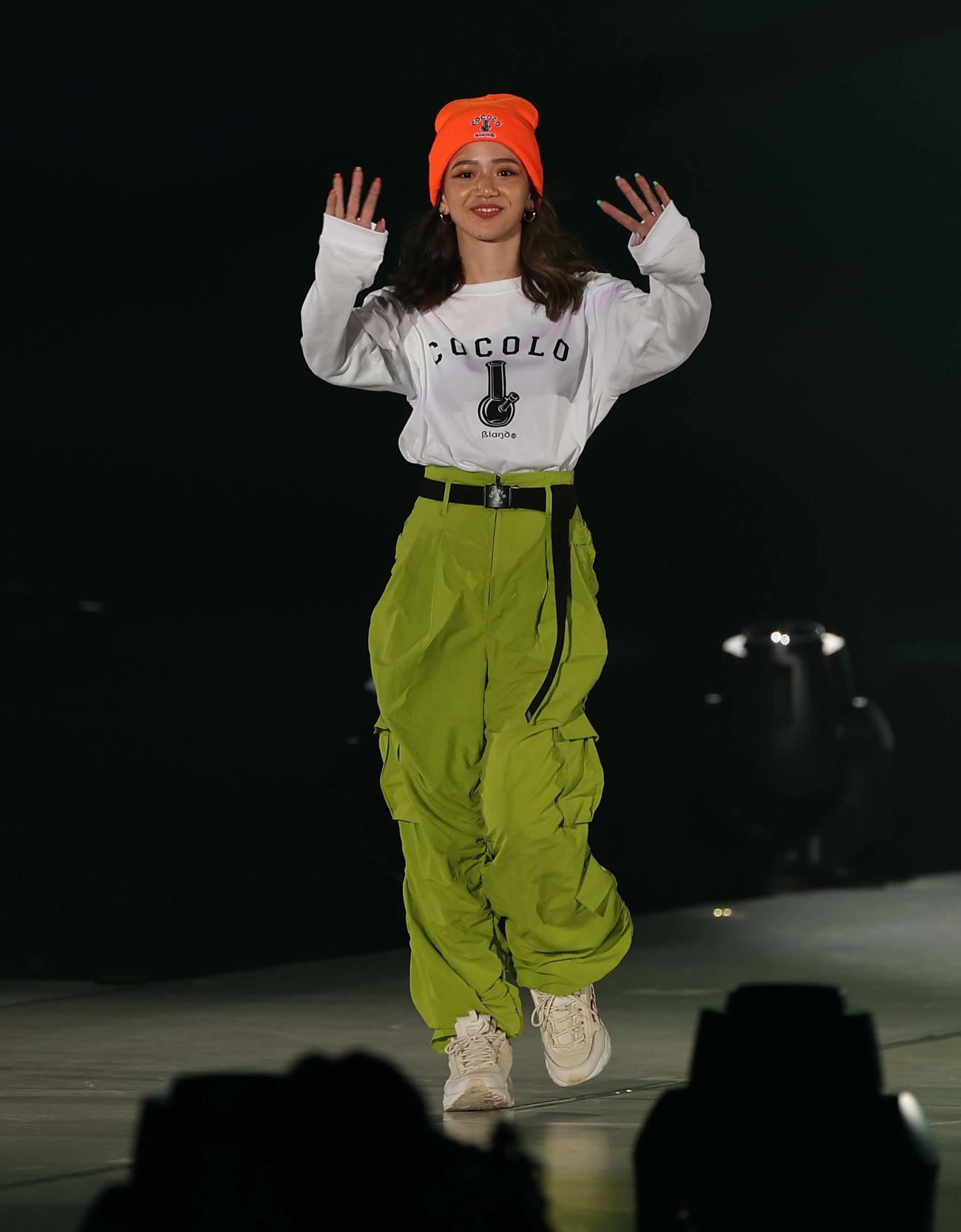 ランウェイを歩く倉田陽子（撮影・上田博志）