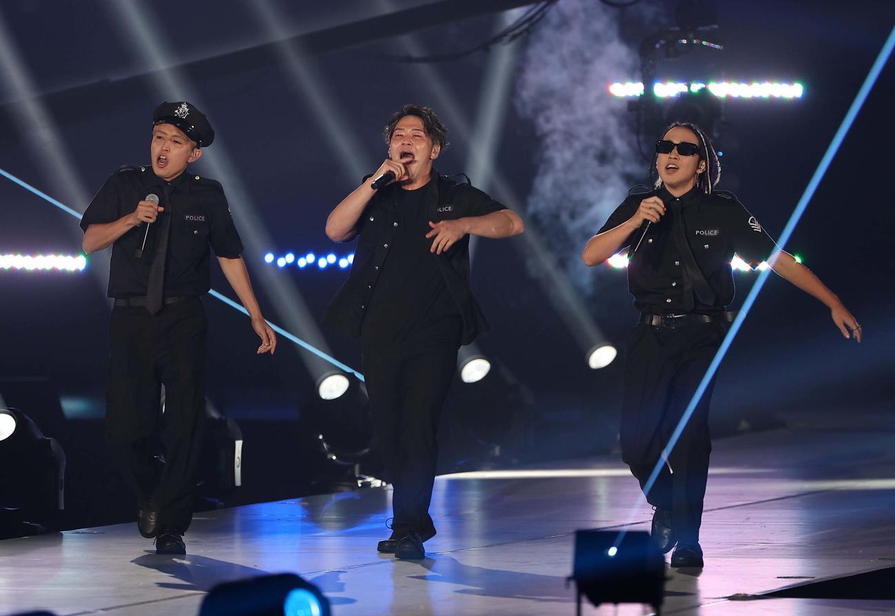 ランウェイで歌う博多4K（撮影・上田博志）