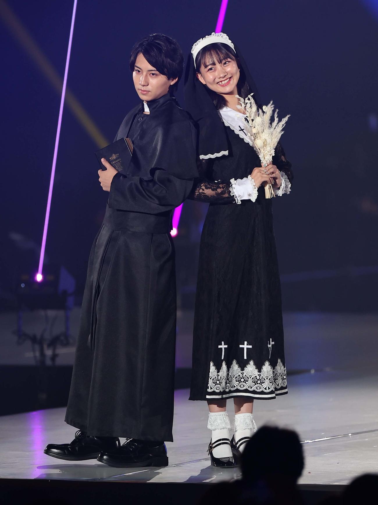 ランウェイを歩く岡田連とみとゆな（撮影・上田博志）