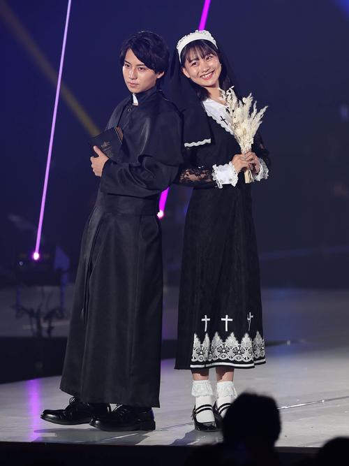 ランウェイを歩く岡田連とみとゆな（撮影・上田博志）