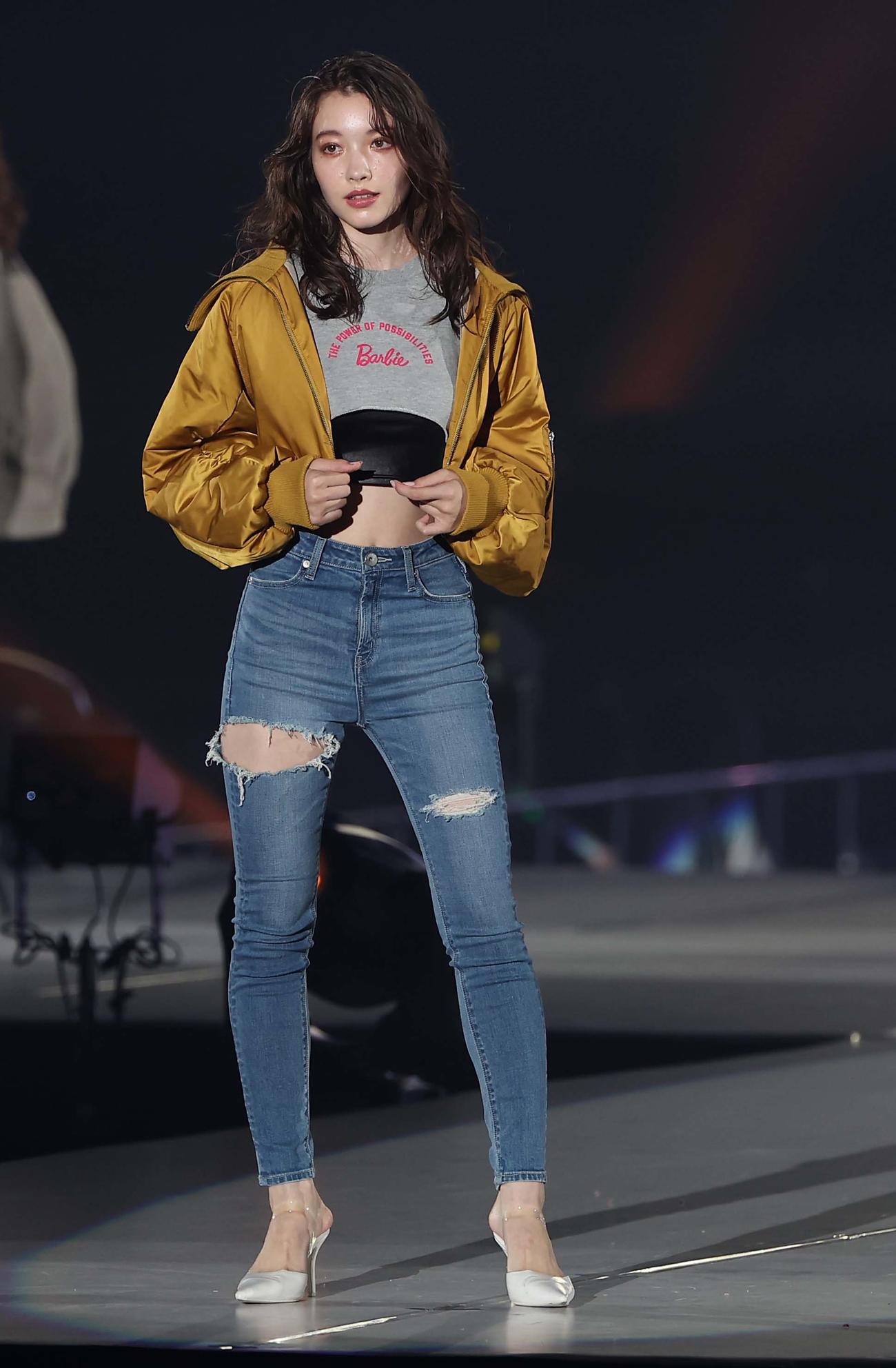 ランウェイを歩く雑賀サクラ（撮影・上田博志）