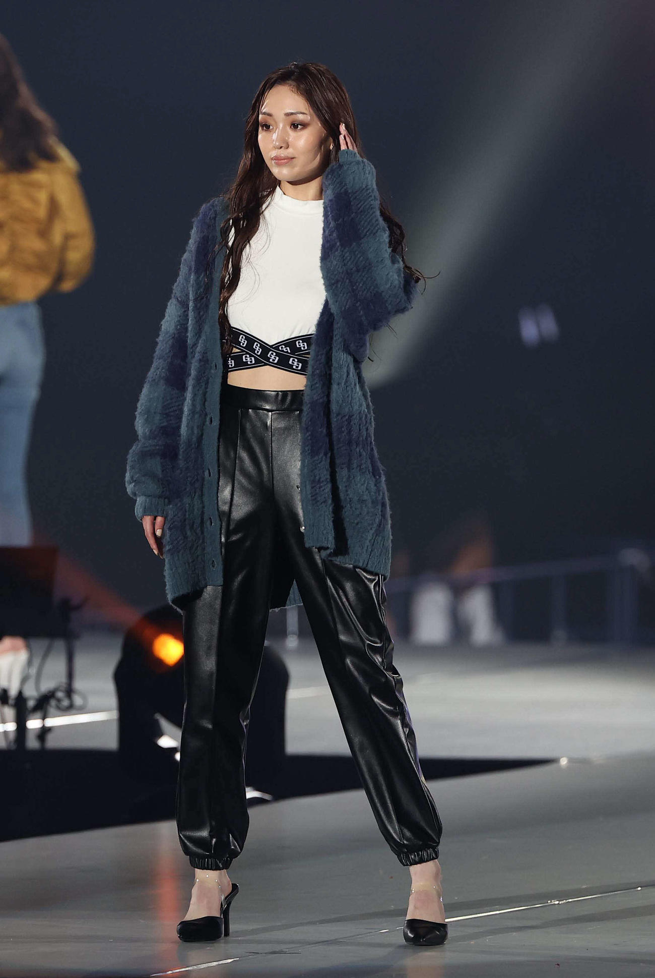 ランウェイを歩く野咲美優（撮影・上田博志）