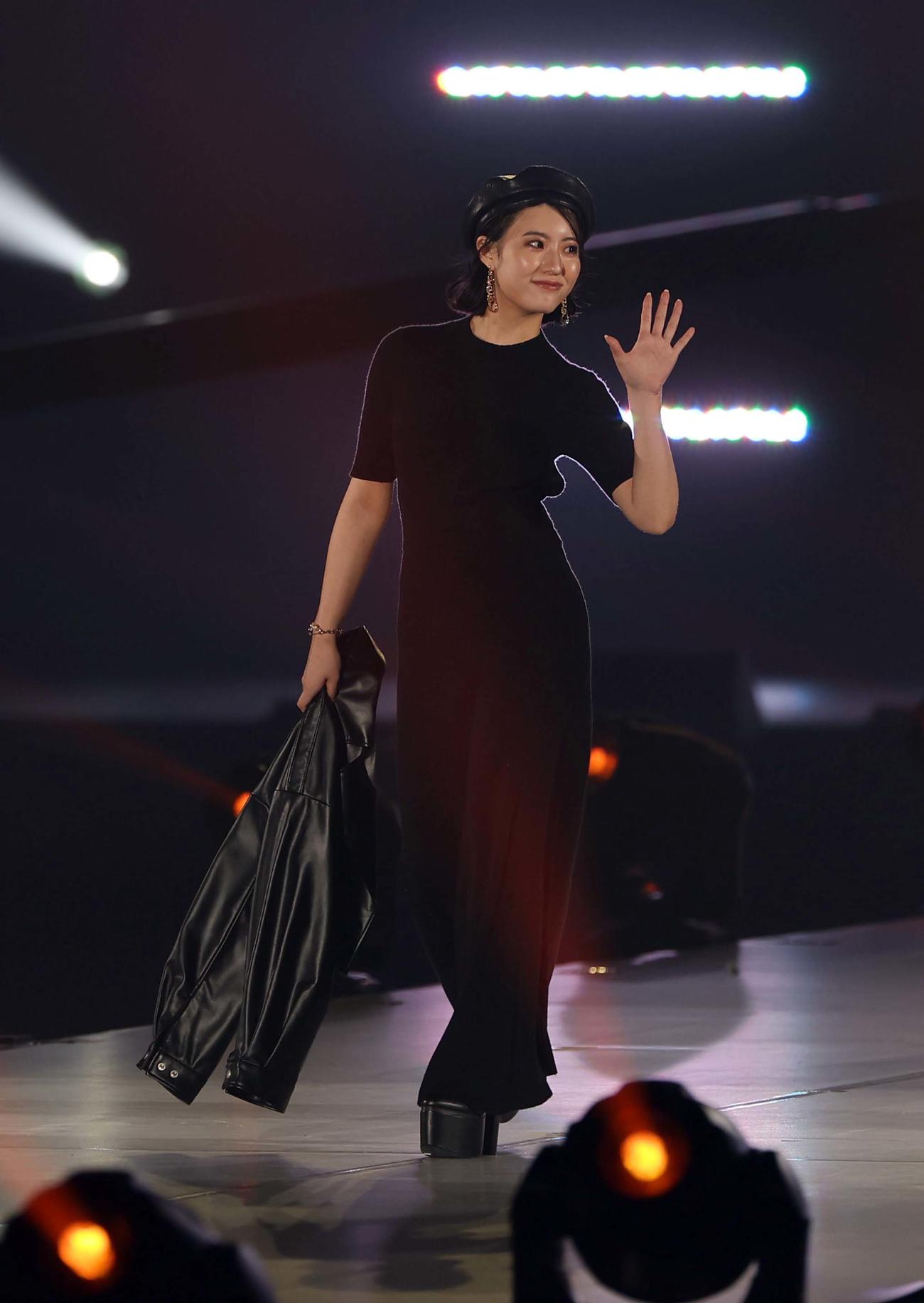 ランウェイを歩く仲本愛美（撮影・上田博志）